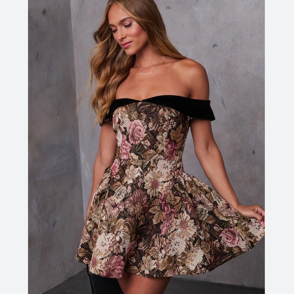 En Saison Floral Off-Shoulder Mini Dress - Black and Pink - Picture 4 of 8